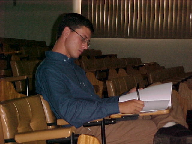 Adriano fazendo suas anota��es