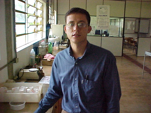 Adriano no Laborat�rio de Hidr�ulica e Irriga��o