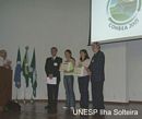 Renata  recebe das m&atilde;os do Presidente da SBEA Evandro Mantovani premia&ccedil;&atilde;o pelo trabalho "Monitoramento da qualidade qu&iacute;mica da &aacute;gua para fins de irriga&ccedil;&atilde;o no C&oacute;rrego Tr&ecirc;s Barras, Marin&oacute;polis, SP". 