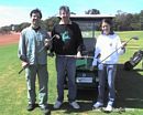 Professores H&eacute;lio Ricardo e Fernando  Tangerino e Renata exibindo a "ferramenta de trabalho"  no campo de Golf.