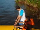 Jean auxilia participante no passeio de caiaque...