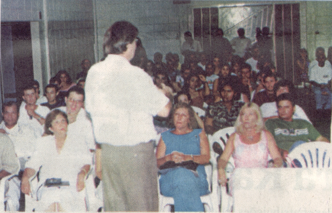 P�blico formado por professores, universit�rios e comunidade local ouviram atentamente a exposi��o do palestrante.