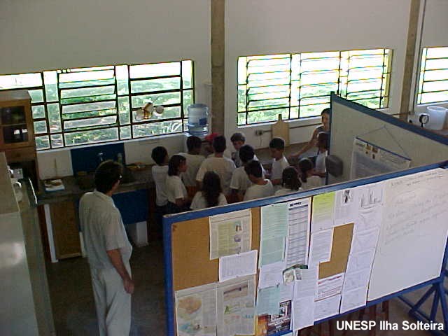 Professor Fernando Tangerino recebendo os alunos do Col�gio Euclides