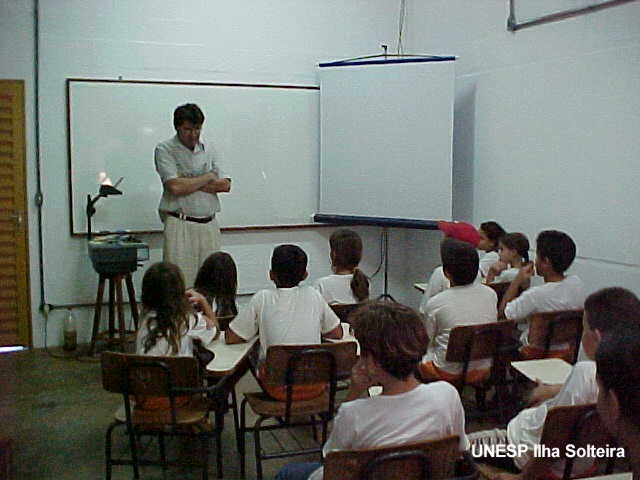 Professor Fernando Tangerino respondendo aos questionamentos dos alunos