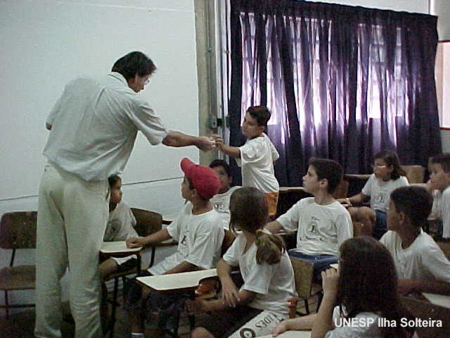 Os alunos conhecendo alguns dos equipamentos utilizados na Irriga��o