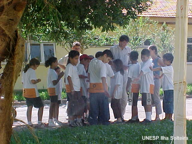 Professor Fernando Tangerino apresentando a Irriga��o aos alunos
