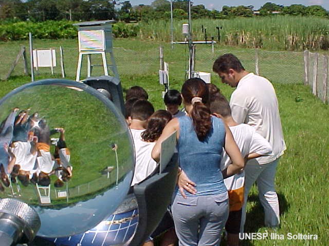 Ao fundo da imagem do heli�grafo, o t�cnico Rodrigo Braga, alunos e professora 