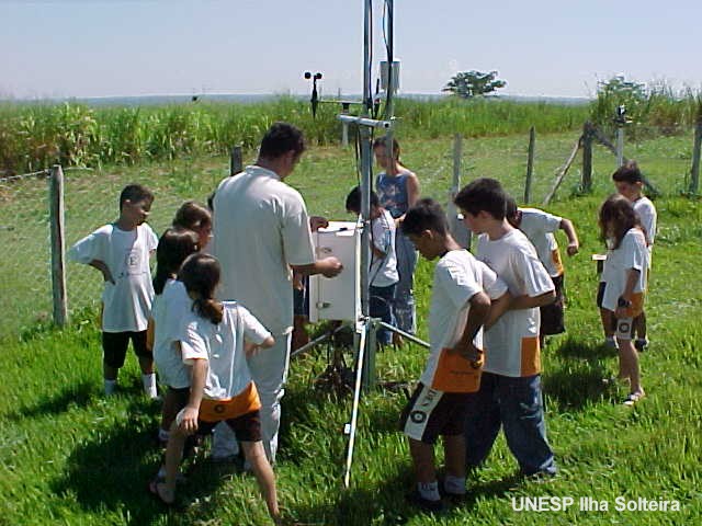 O t�cnico Rodrigo apresenta o funcionamento da esta��o automatizada