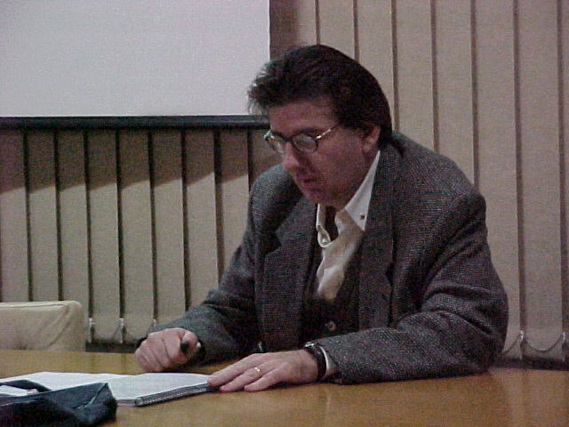 Fernando Tangerino examinando trabalho de Adriano