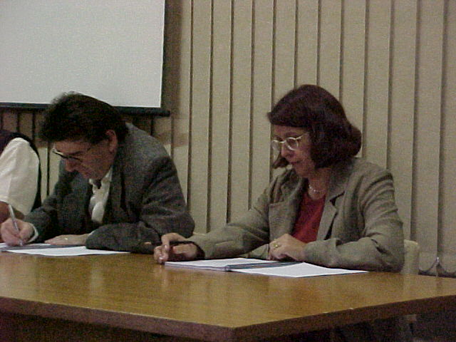 Jacira analisando detalhes do trabalho