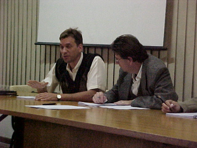 Zocoler examinando a elabora��o do projeto